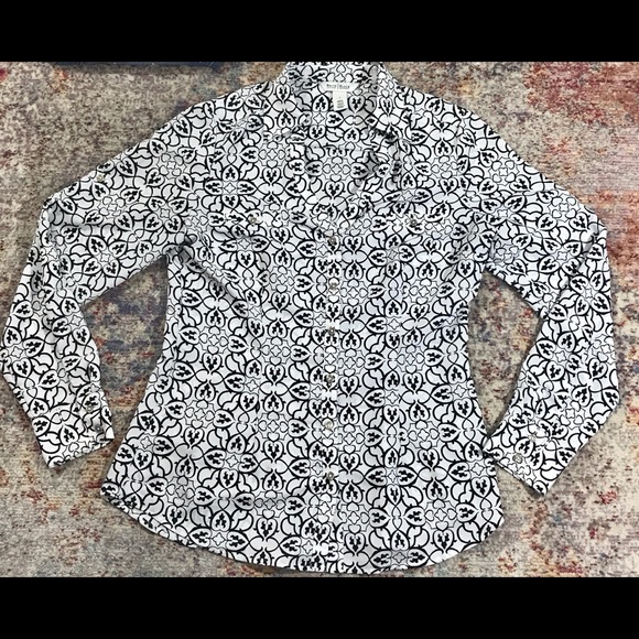 White House Black Market Top ( size 4) Button down - Picture 6 of 6